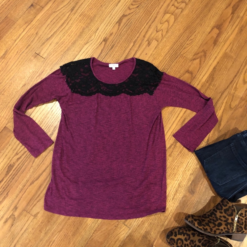♥️Heathered Magenta Top with black lace accent ♥️